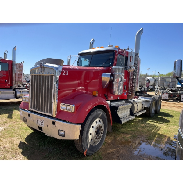 2010 KENWORTH W900 Day Cab Truck