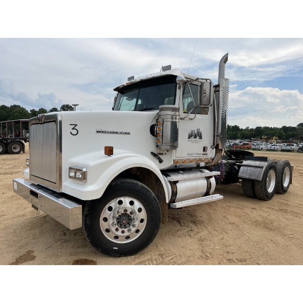 2015 WESTERN STAR 4900 SF Day Cab Truck