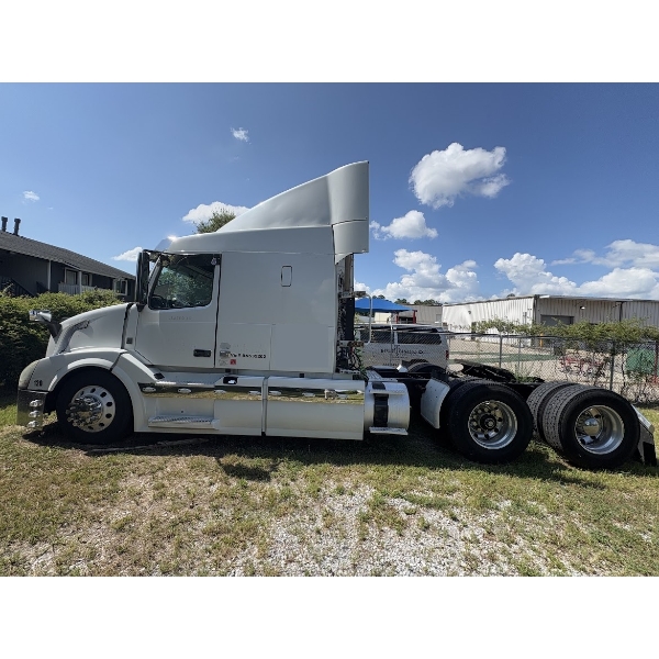 2011 VOLVO VNL64T Sleeper Truck