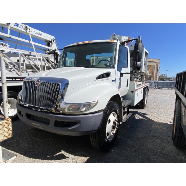 2014 INTERNATIONAL DURASTAR 4300 POST DRIVER TRUCK