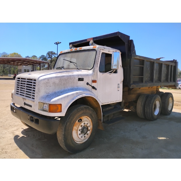 1995 INTERNATIONAL 4900 Dump Truck
