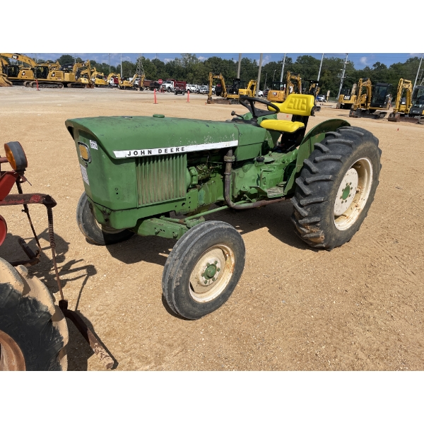 JOHN DEERE 820 Farm Tractor