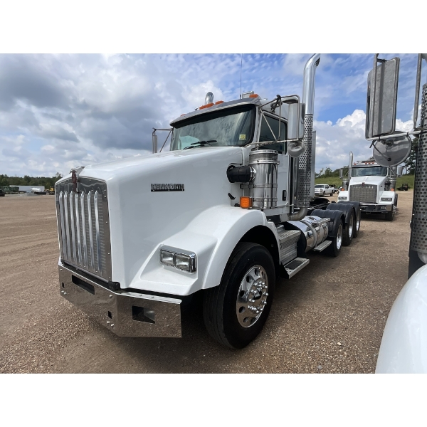 2016 KENWORTH T800 Day Cab Truck