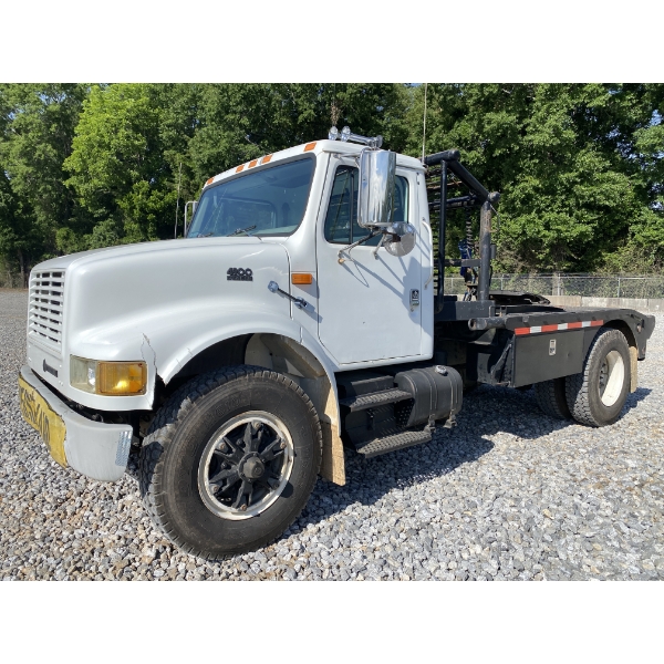 1998 INTERNATIONAL 4900 Winch Truck