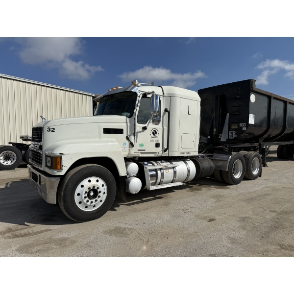 2021 MACK PI64T Sleeper Truck