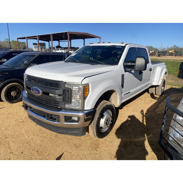 2017 FORD F350 XLT FX4 Pickup Truck