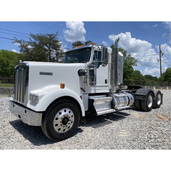 2019 KENWORTH W900 Day Cab Truck