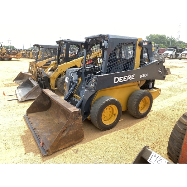 2016 JOHN DEERE 320E Skid Steer Loader - Wheel
