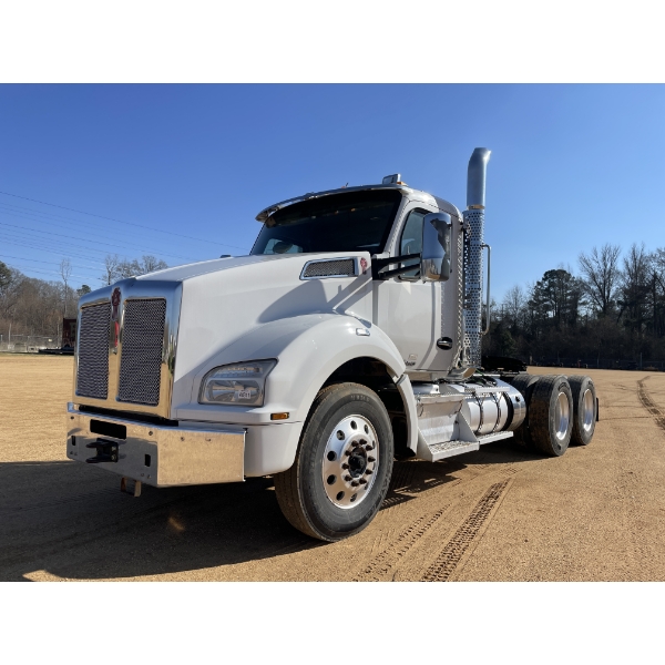 2020 KENWORTH T880 Day Cab Truck