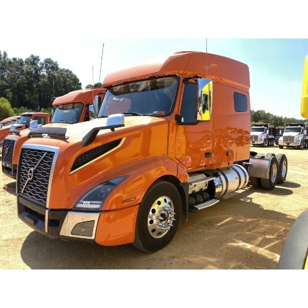 2020 VOLVO VNL64T Sleeper Truck