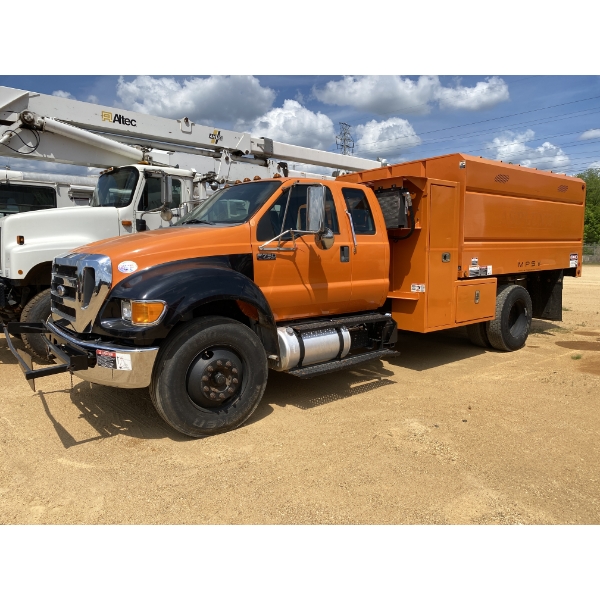 2015 FORD F750 XL Chipper Truck