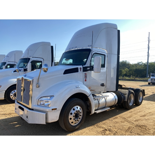 2021 KENWORTH T880 Day Cab Truck