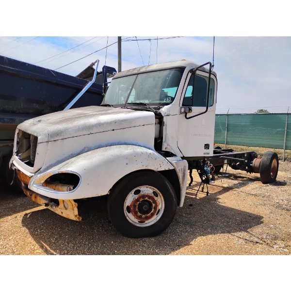 2004 FREIGHTLINER COLUMBIA Cab and Chassis Truck