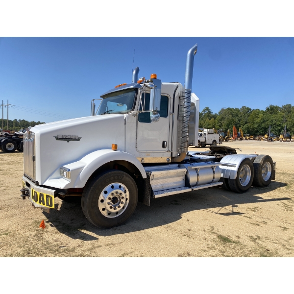 2009 KENWORTH T800 Day Cab Truck