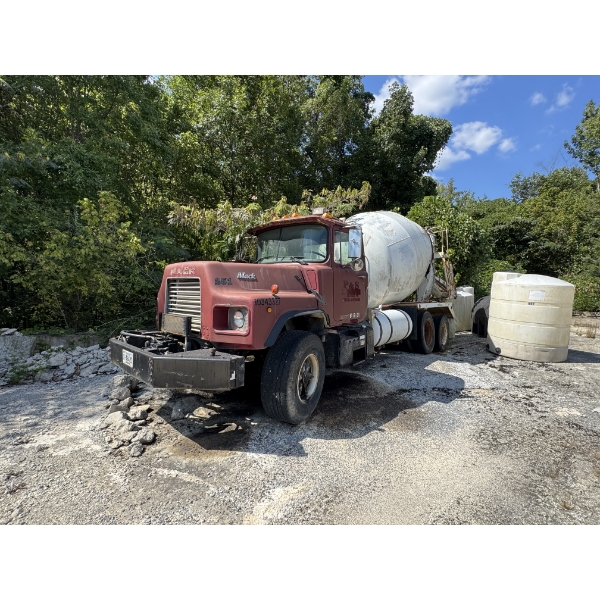 1993 MACK DM690S Concrete Mixer / Pump Truck