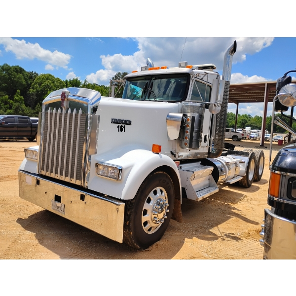 2016 KENWORTH W900 Day Cab Truck