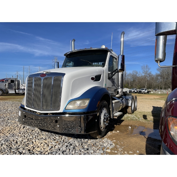 2015 PETERBILT 579 Day Cab Truck