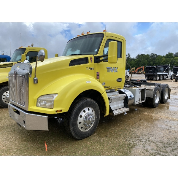 2016 KENWORTH T880 Day Cab Truck