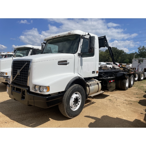 2007 VOLVO  Roll Off Truck