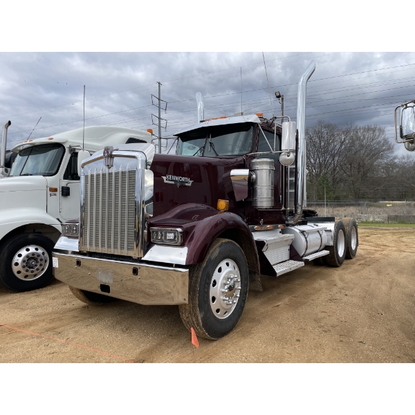 2003 KENWORTH W900L Day Cab Truck