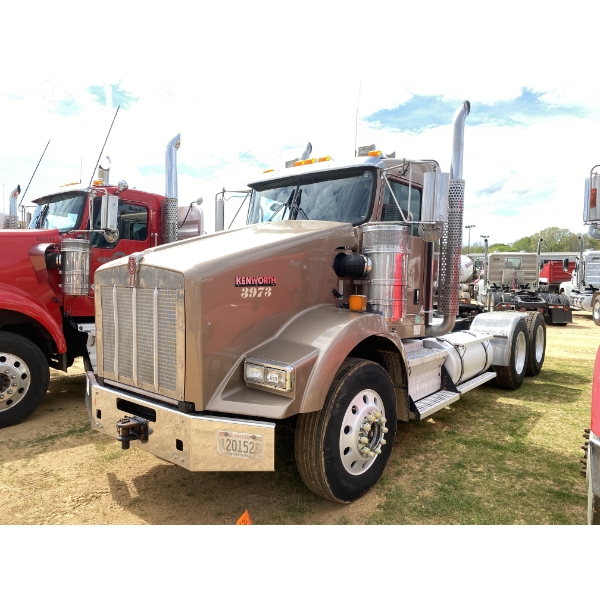 2014 KENWORTH T800 Day Cab Truck