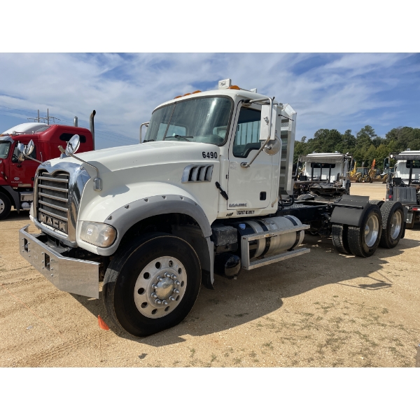 2015 MACK GU713 Day Cab Truck
