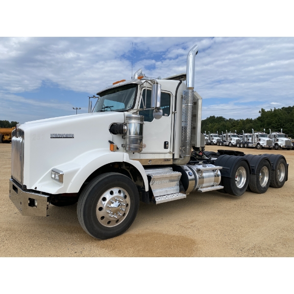 2016 KENWORTH T800 Day Cab Truck