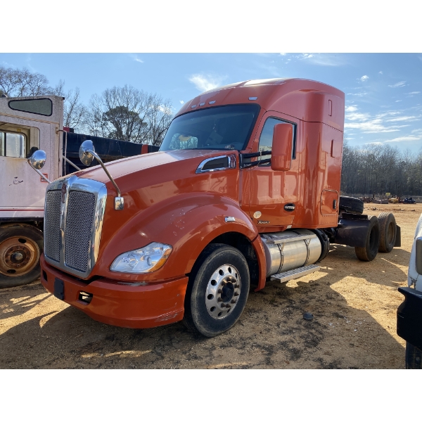 2015 KENWORTH T680 Sleeper Truck