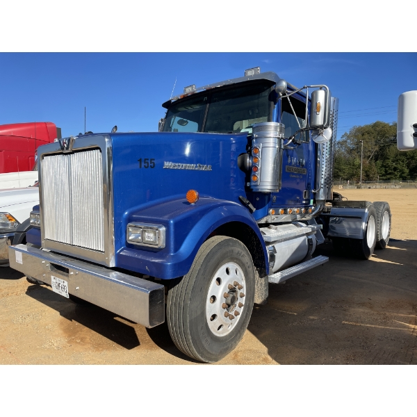 2015 WESTERN STAR 4900SF Day Cab Truck