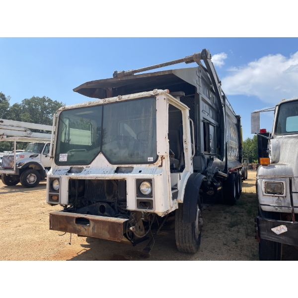 2001 MACK MR690S Garbage / Sanitation Truck