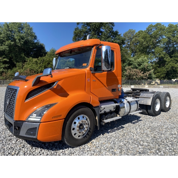 2019 VOLVO VNL64T Day Cab Truck