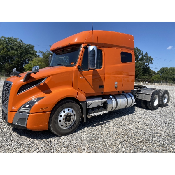 2020 VOLVO VNL64T Sleeper Truck