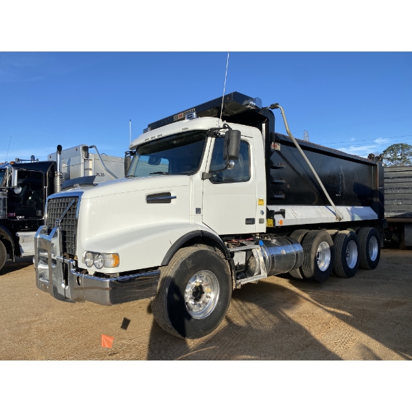 2018 VOLVO  Dump Truck