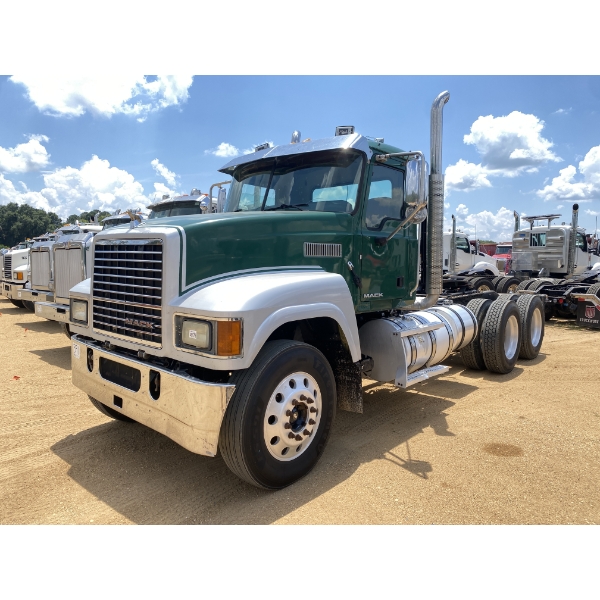 2015 MACK CHU613 Day Cab Truck