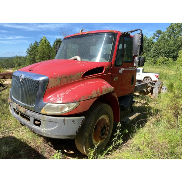 2004 INTERNATIONAL 4400 Cab and Chassis Truck