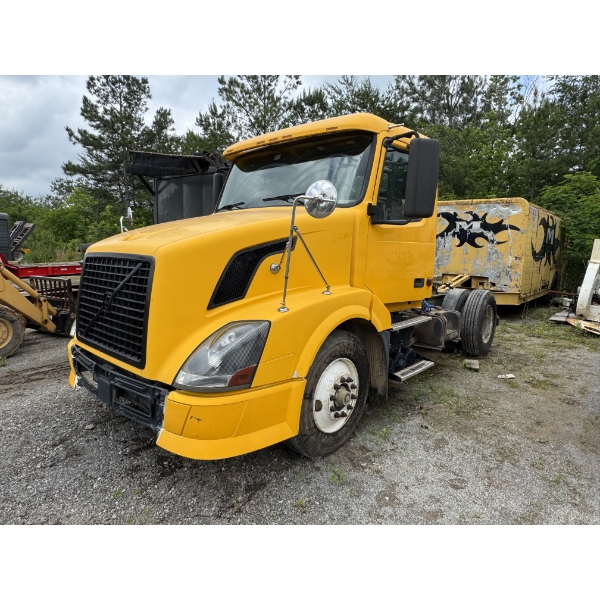 2006 VOLVO VNL Day Cab Truck