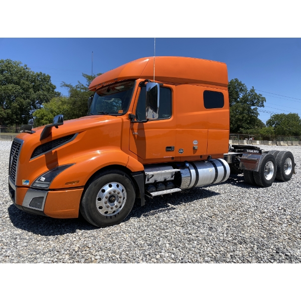 2020 VOLVO VNL64T Sleeper Truck