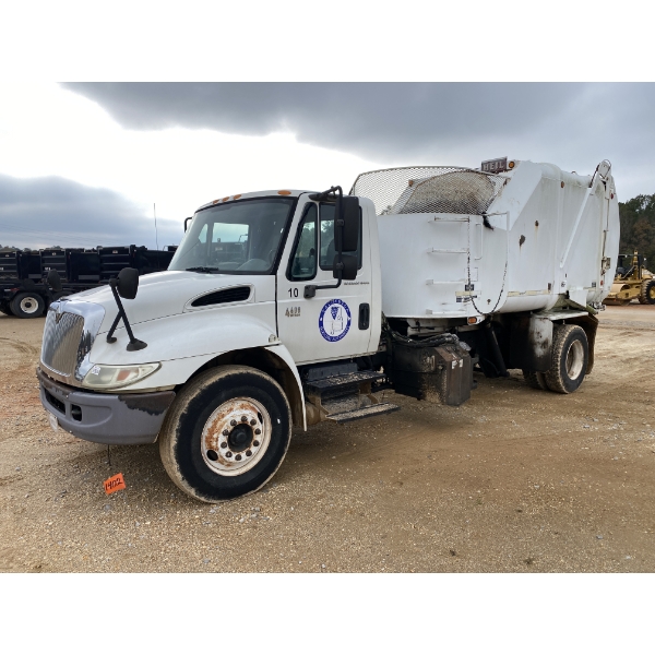 2004 INTERNATIONAL 4400 Garbage / Sanitation Truck