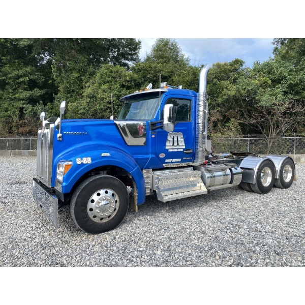 2025 KENWORTH W990 Day Cab Truck