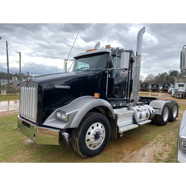 2018 KENWORTH T800 Day Cab Truck