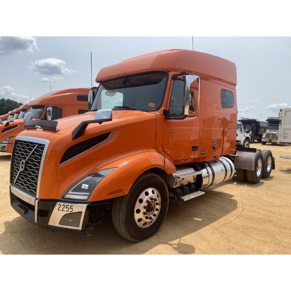 2019 VOLVO VNL64T Sleeper Truck