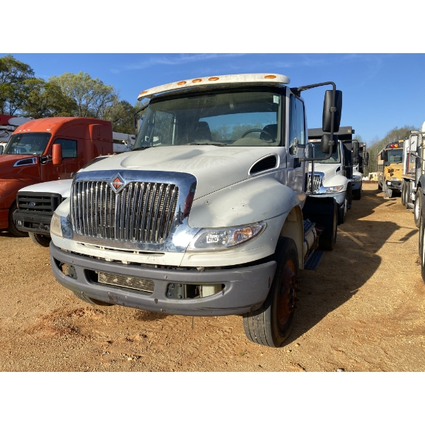 2016 INTERNATIONAL DURASTAR 4400 Day Cab Truck
