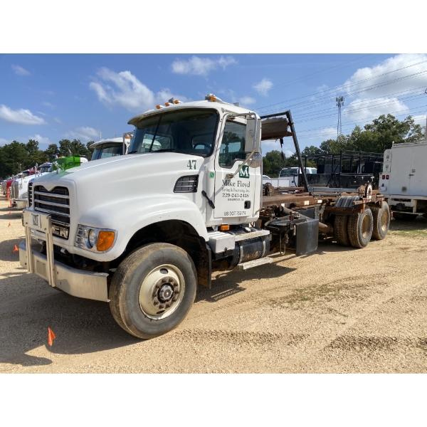 2004 MACK CV713 Roll Off Truck