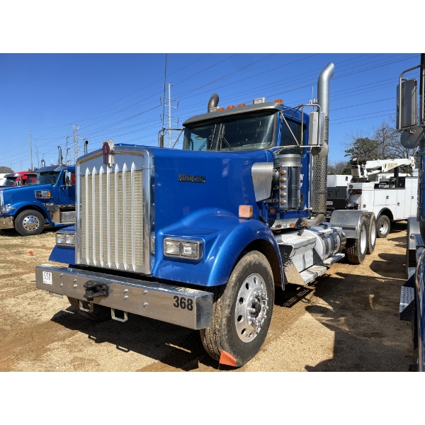 2018 KENWORTH W900 Day Cab Truck
