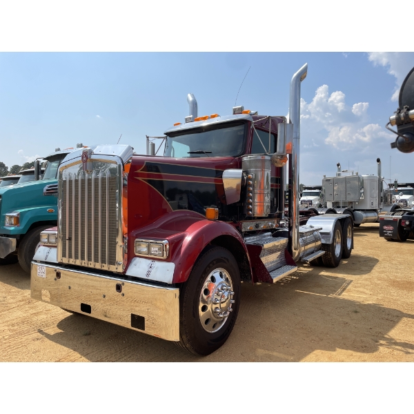 2017 KENWORTH W900L Day Cab Truck
