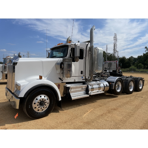 2015 KENWORTH W900 Day Cab Truck