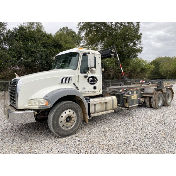 2018 MACK GU813 Roll Off Truck