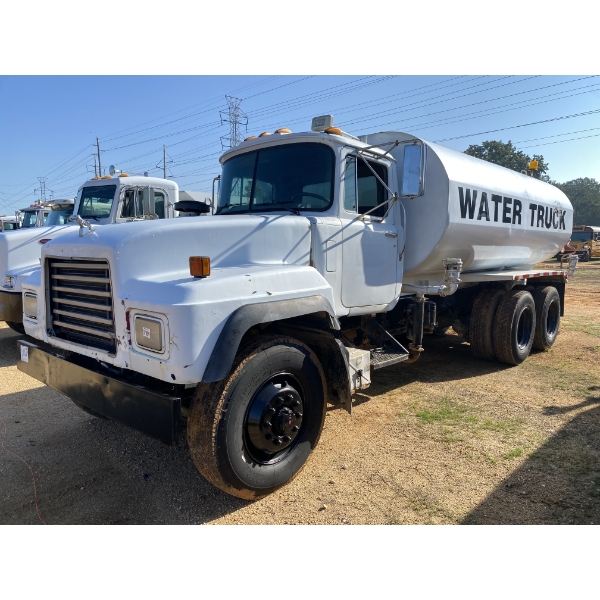 2000 MACK RD690S Water Truck