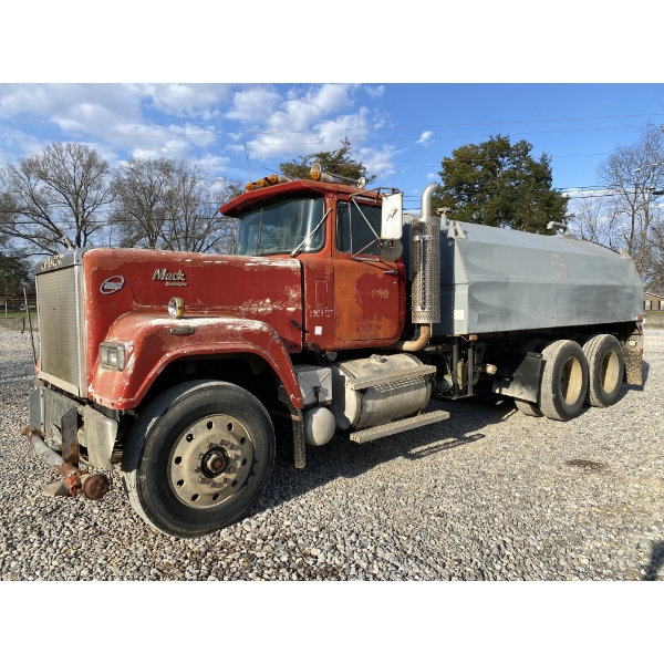 1988 MACK RW613 Water Truck