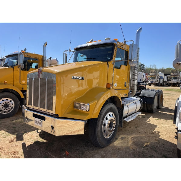 2014 KENWORTH T800 Day Cab Truck